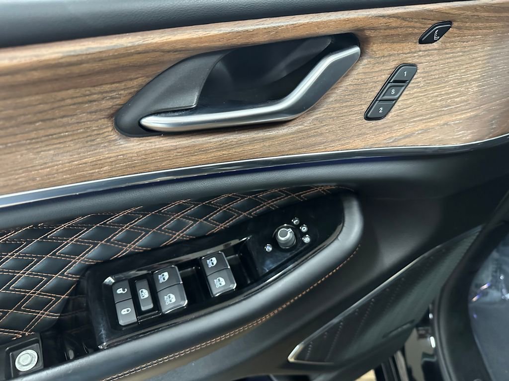 Certified 2022 Jeep Grand Cherokee L Summit w/ Luxury Tech Group V AWD/4WD image 12