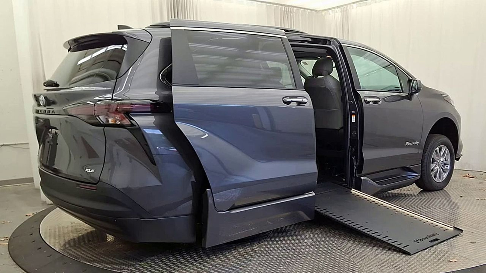 Used 2025 Toyota Sienna XLE w/ XLE Plus Package FWD image 11