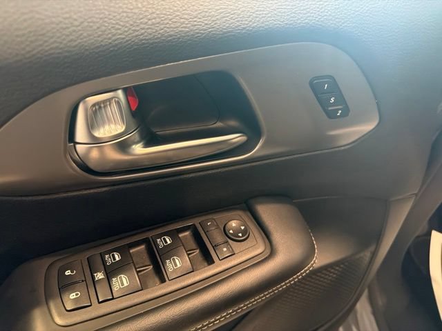 Used 2025 Chrysler Pacifica Select FWD image 9