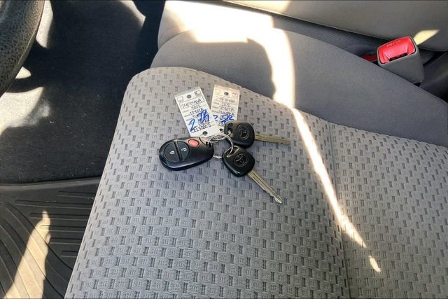 Used 2012 Toyota Tundra 4x4 CrewMax w/ Tow Pkg image 11