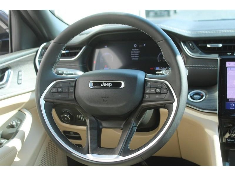 Used 2025 Jeep Grand Cherokee Limited w/ Luxury Tech Group II image 14