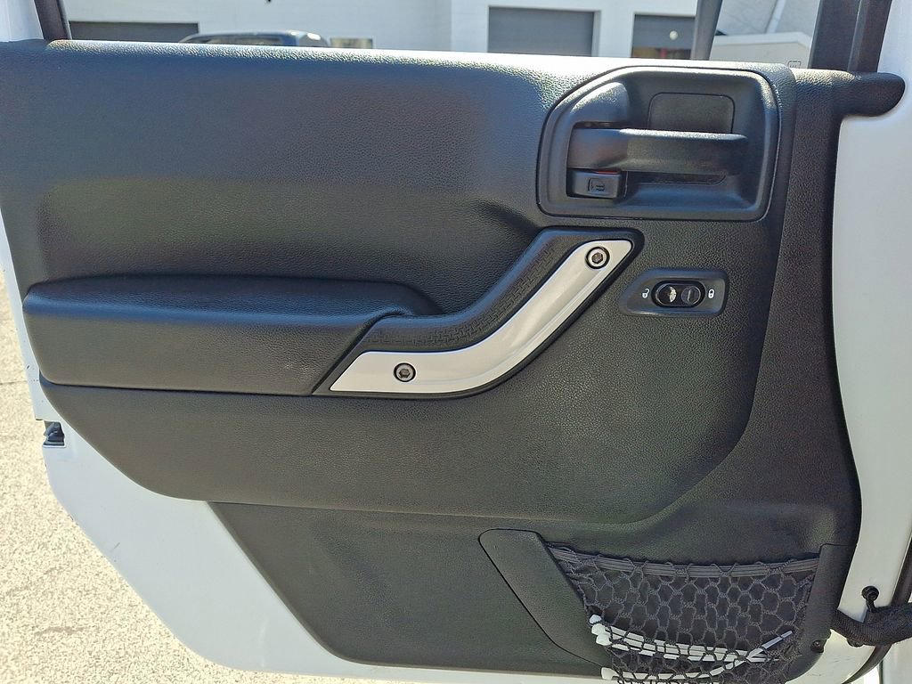 Used 2017 Jeep Wrangler Unlimited Rubicon w/ Connectivity Group image 14