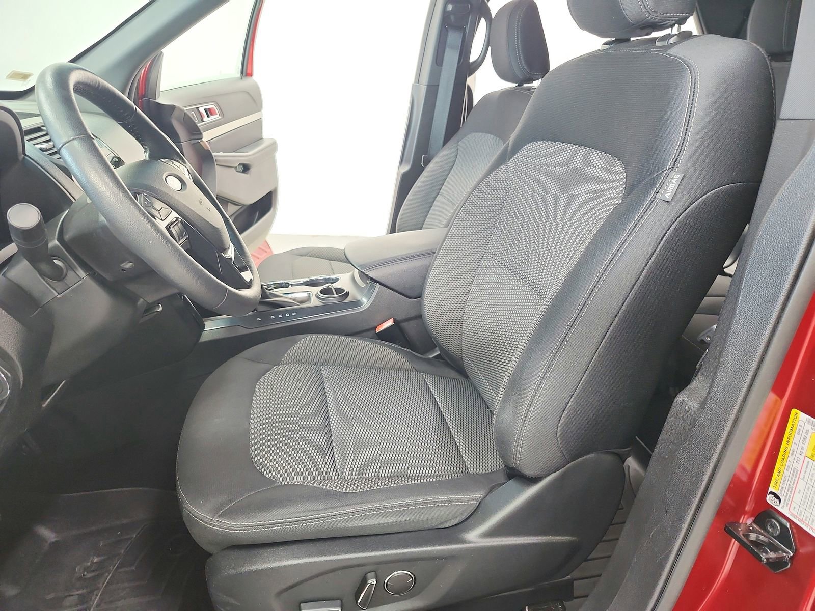 Used 2018 Ford Explorer XLT image 19