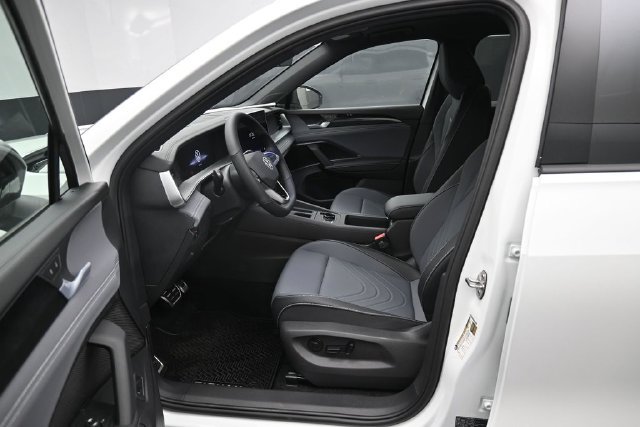 New 2026 Volkswagen Tiguan SE R-Line AWD/4WD image 9