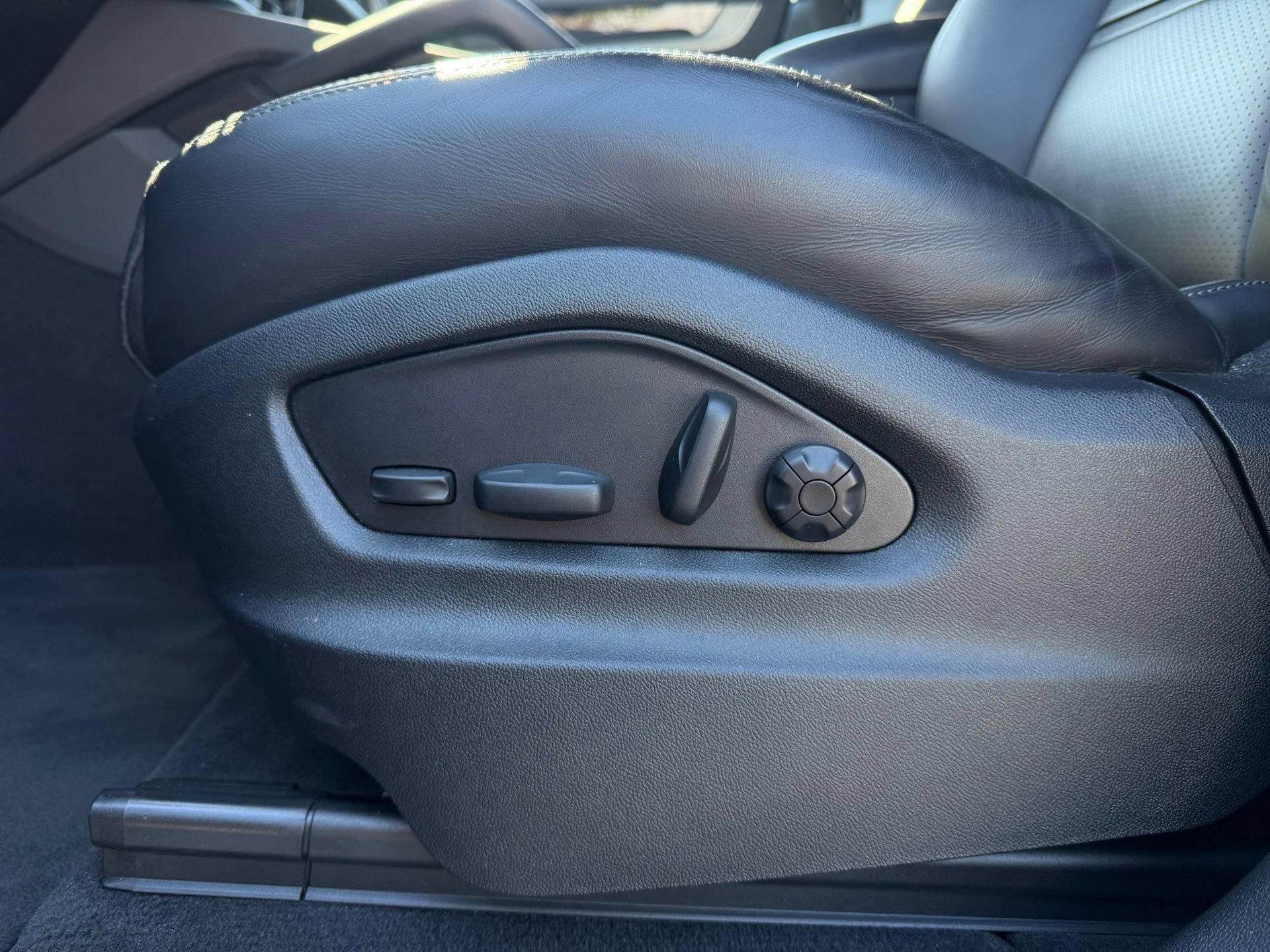 Certified 2024 Porsche Cayenne AWD/4WD image 27