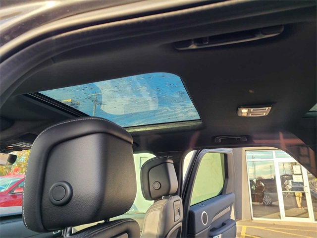 Used 2023 Land Rover Discovery S image 18