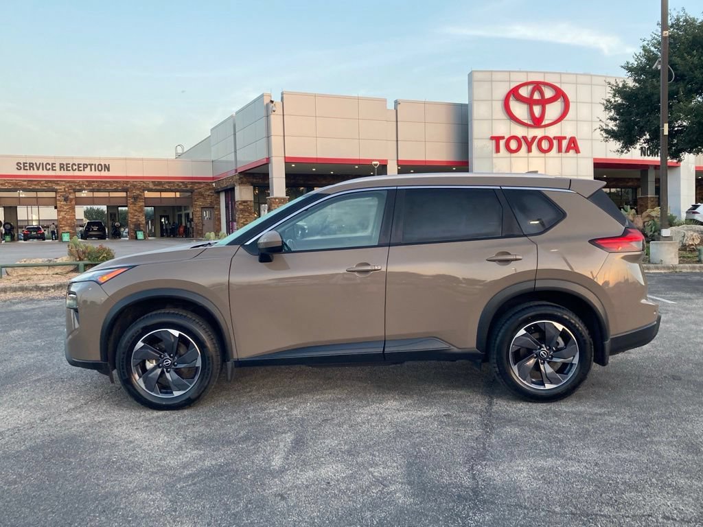 Used 2025 Nissan Rogue SV w/ SV Premium Package FWD image 8