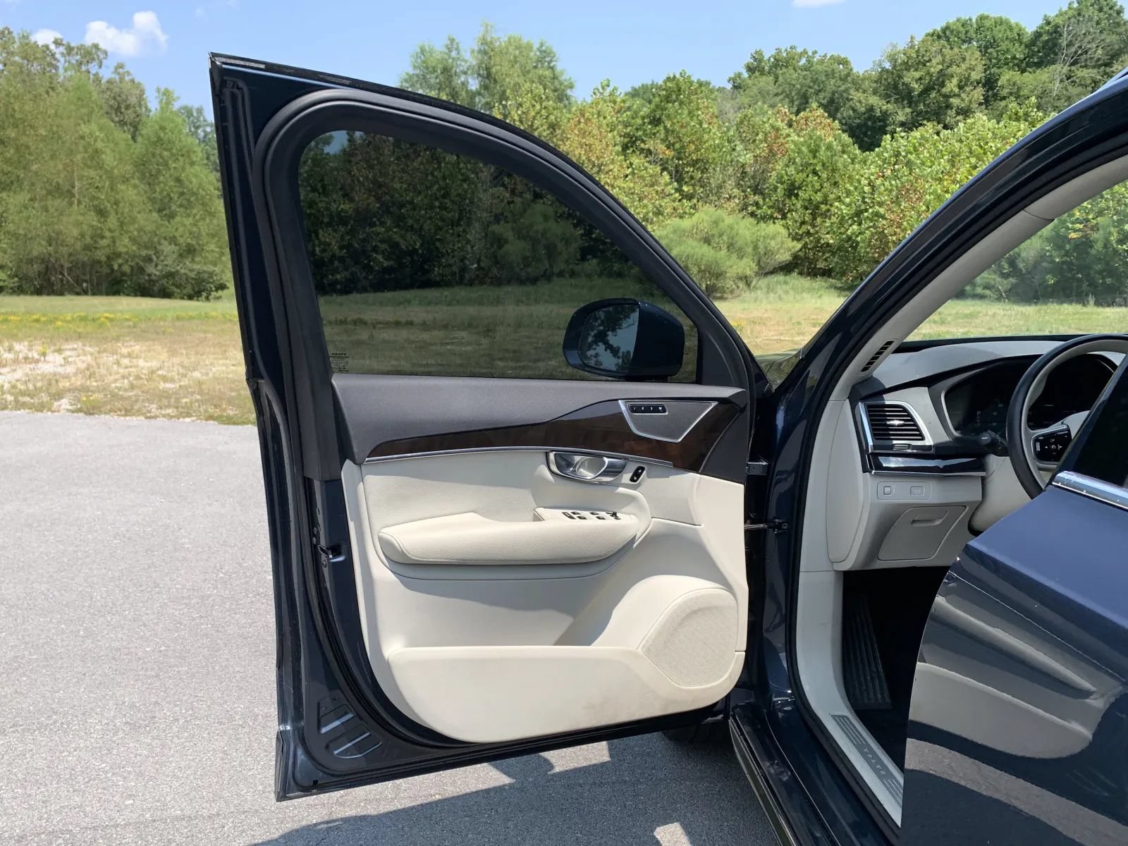 Used 2019 Volvo XC90 T5 Momentum w/ Protection Package Premier AWD/4WD image 23