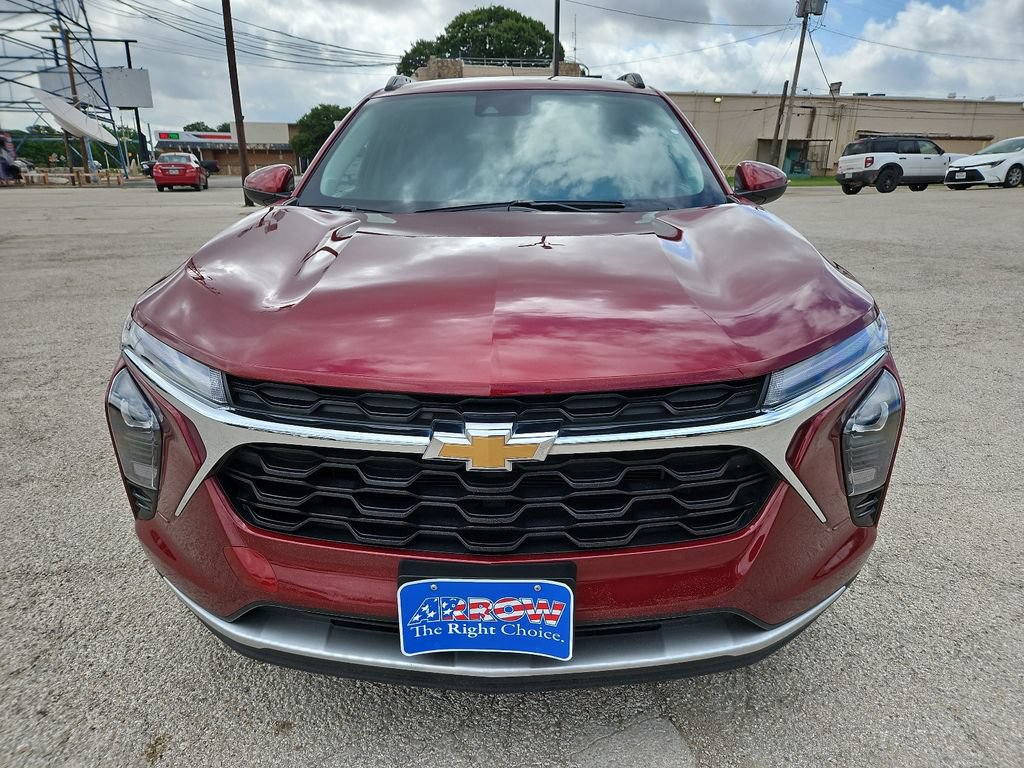 Used 2025 Chevrolet Trax LT FWD image 3
