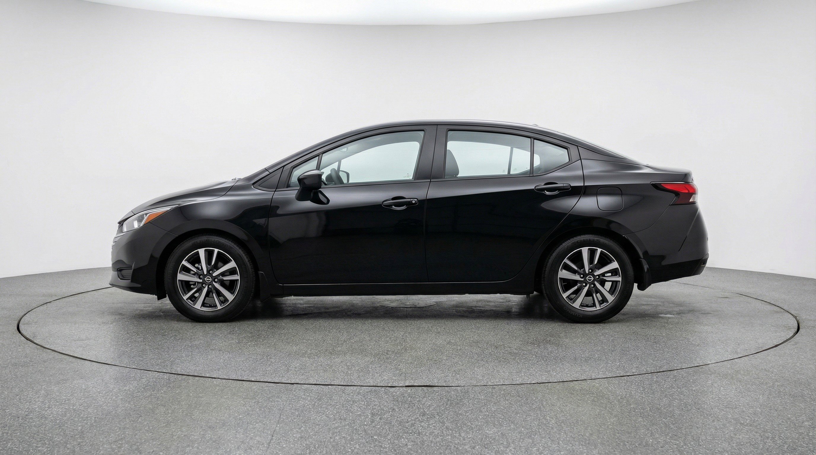 Used 2025 Nissan Versa SV FWD image 5