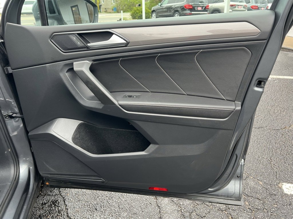 Used 2022 Volkswagen Tiguan SE w/ Panoramic Sunroof Package image 35