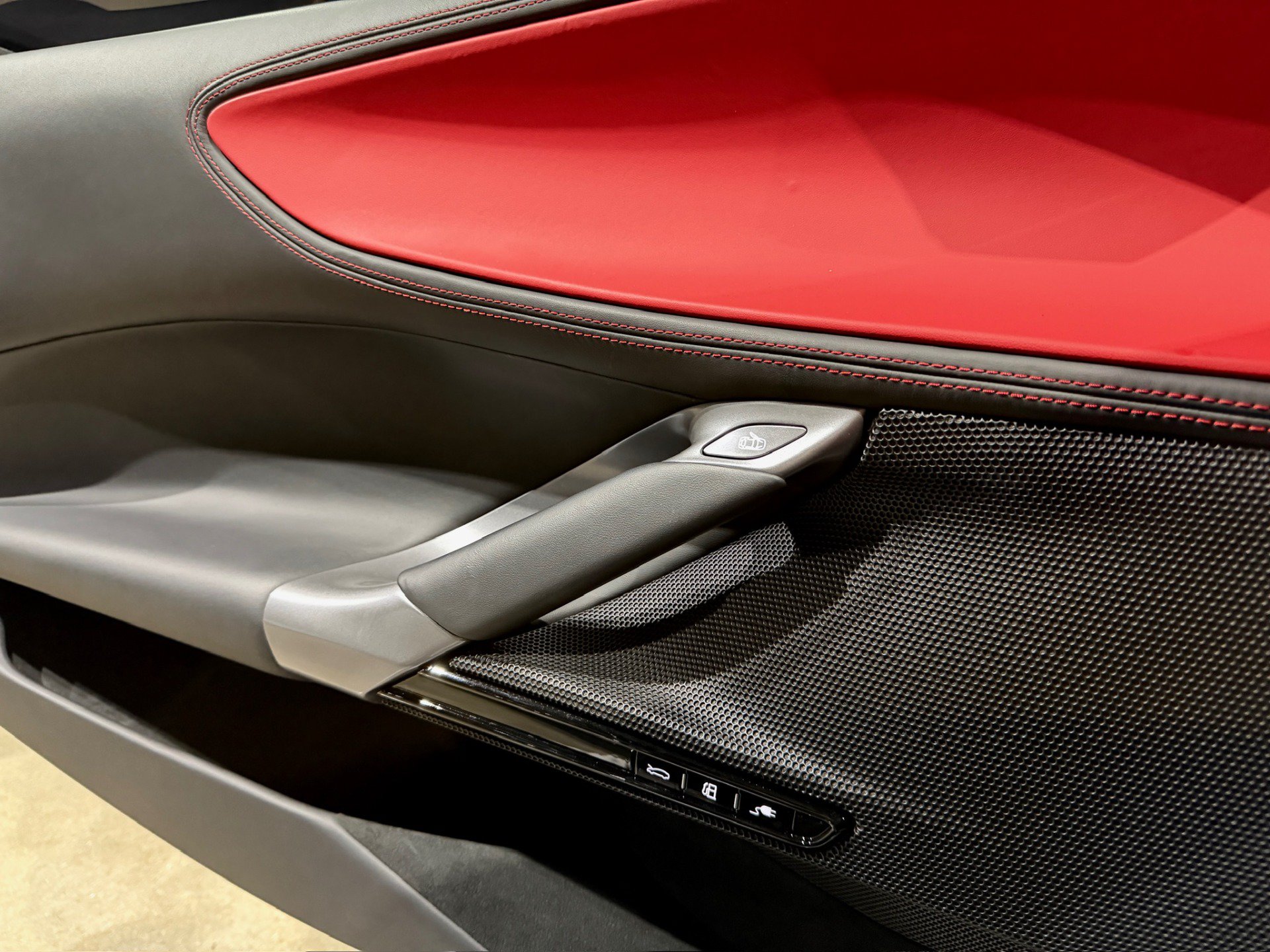 Used 2025 Ferrari SF90 Spider AWD/4WD image 32