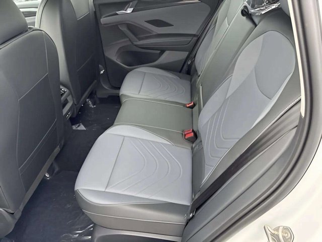 New 2025 Volkswagen Tiguan SE image 6