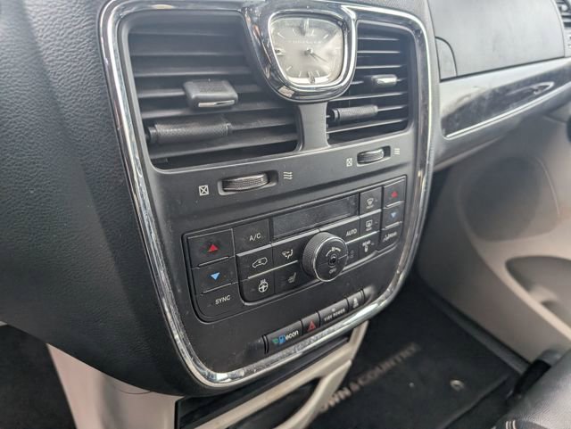 Used 2016 Chrysler Town & Country Touring-L w/ Driver Convenience Group image 20