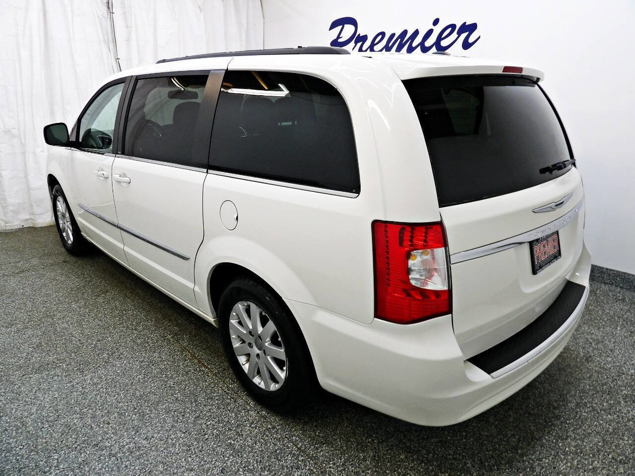 Used 2013 Chrysler Town & Country Touring FWD image 4
