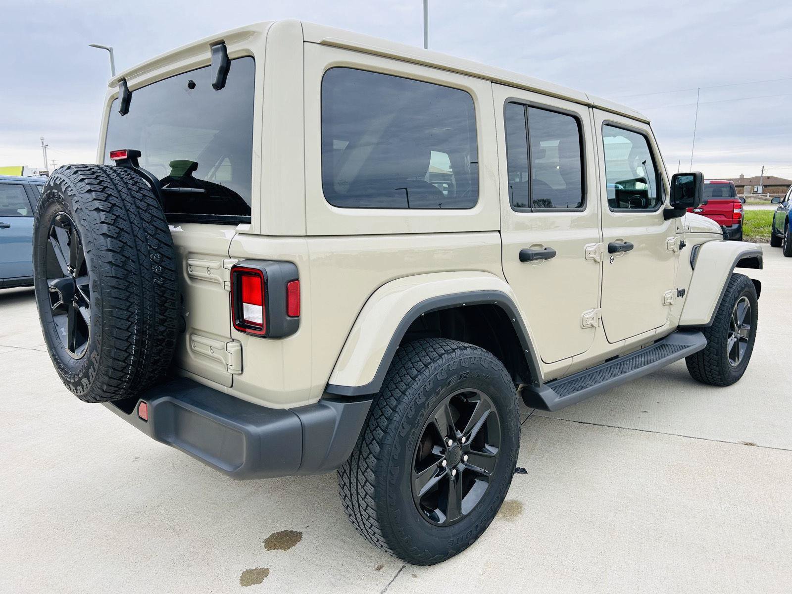 Used 2022 Jeep Wrangler Unlimited Sahara AWD/4WD image 33