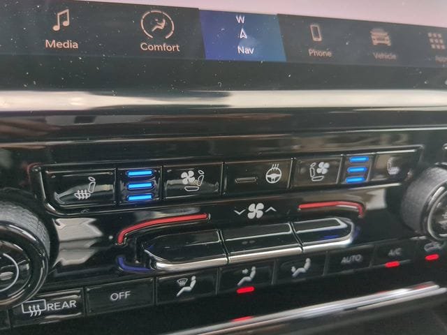 Used 2023 Jeep Grand Cherokee L Limited w/ Luxury Tech Group II AWD/4WD image 23