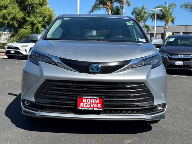 Certified 2025 Toyota Sienna XLE FWD image 5
