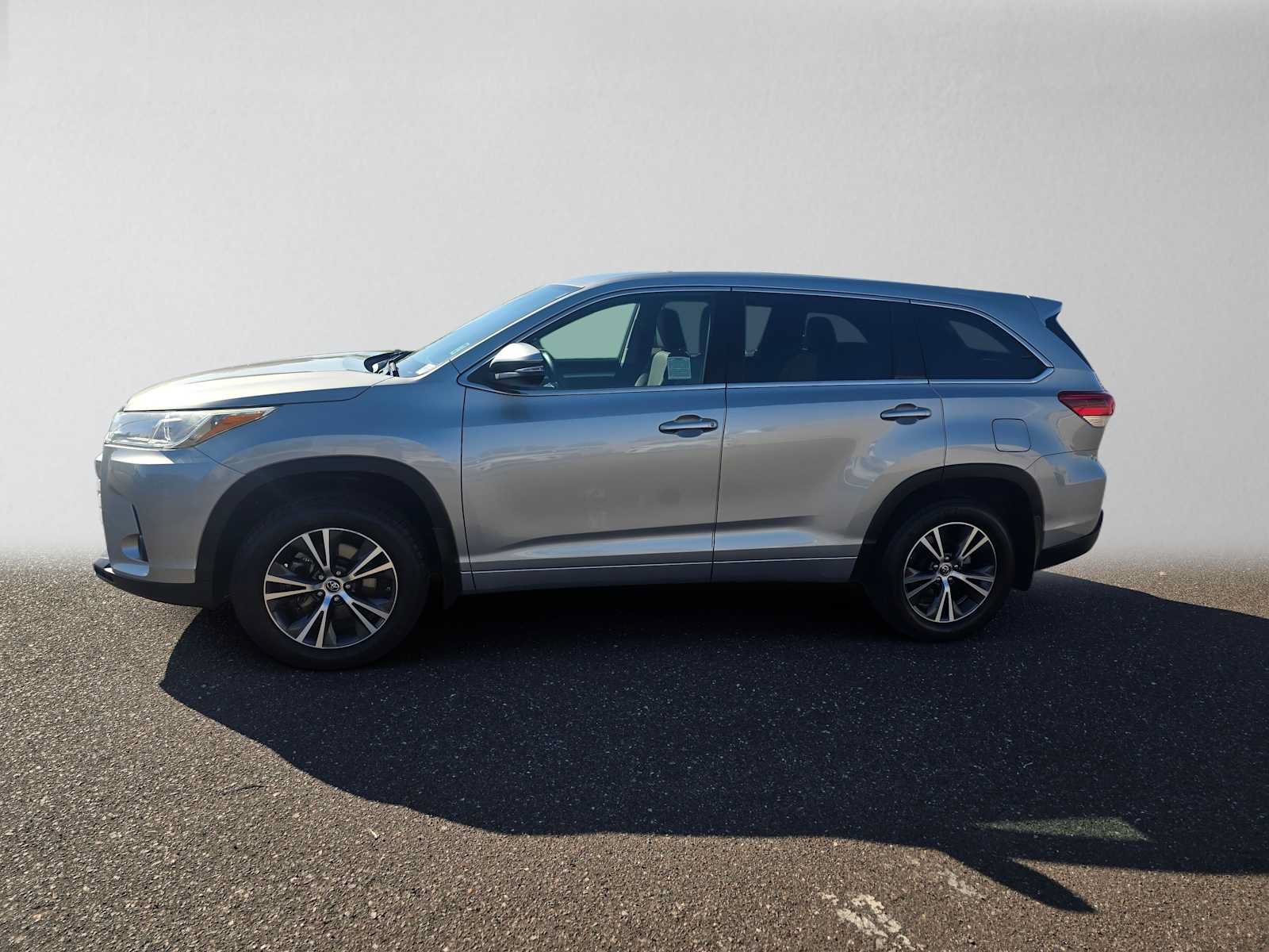Used 2017 Toyota Highlander LE AWD/4WD image 6