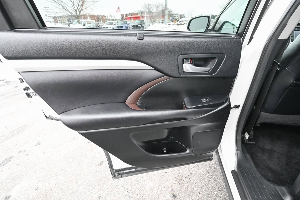 Used 2017 Toyota Highlander XLE image 23