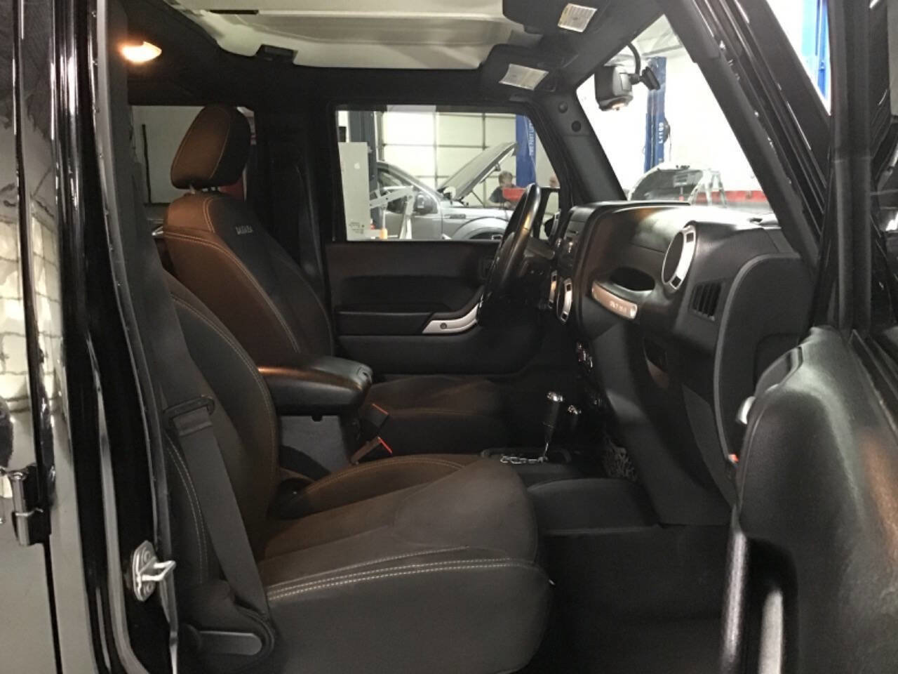 Used 2017 Jeep Wrangler Unlimited Sahara w/ Connectivity Group image 20