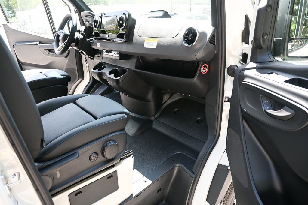 Used 2025 Mercedes-Benz Sprinter 2500 image 21
