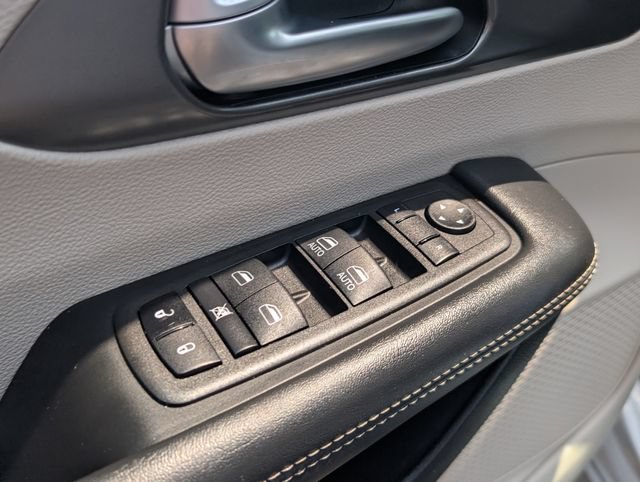 Used 2024 Chrysler Pacifica Touring-L FWD image 14