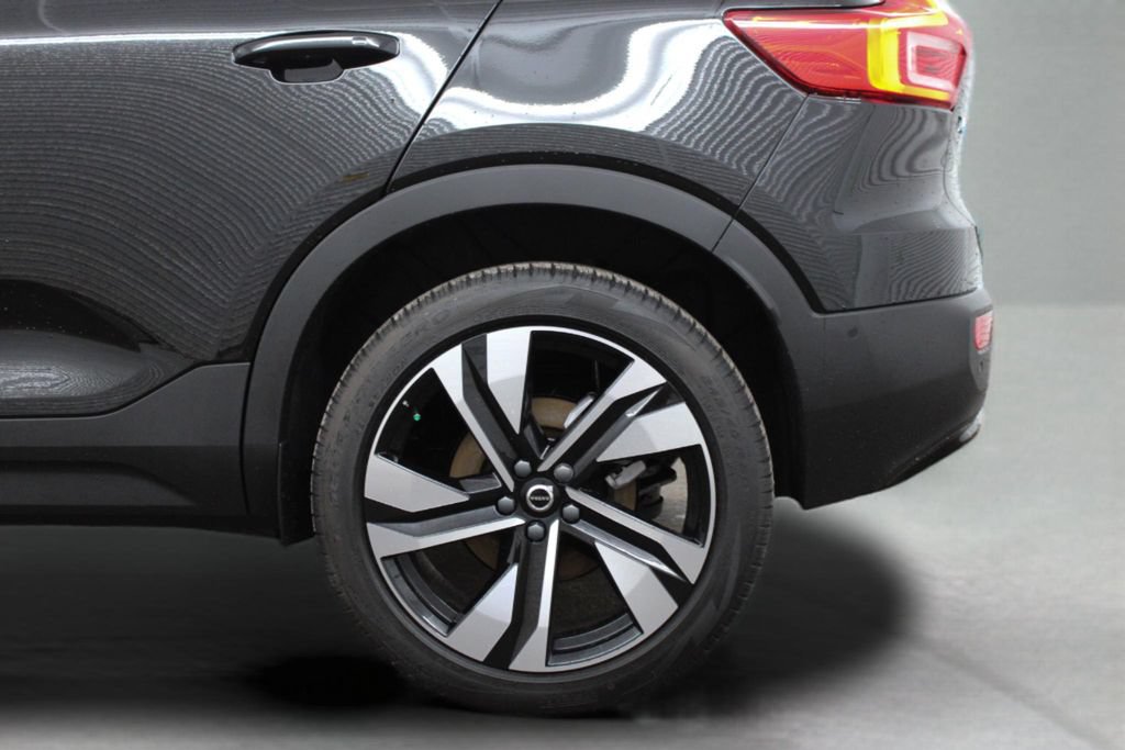 New 2026 Volvo XC40 B5 Plus w/ Climate Package AWD/4WD image 8