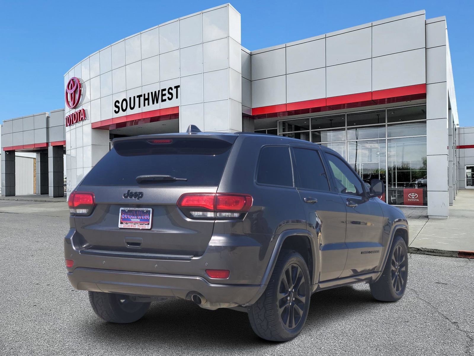 Used 2018 Jeep Grand Cherokee Altitude RWD image 5