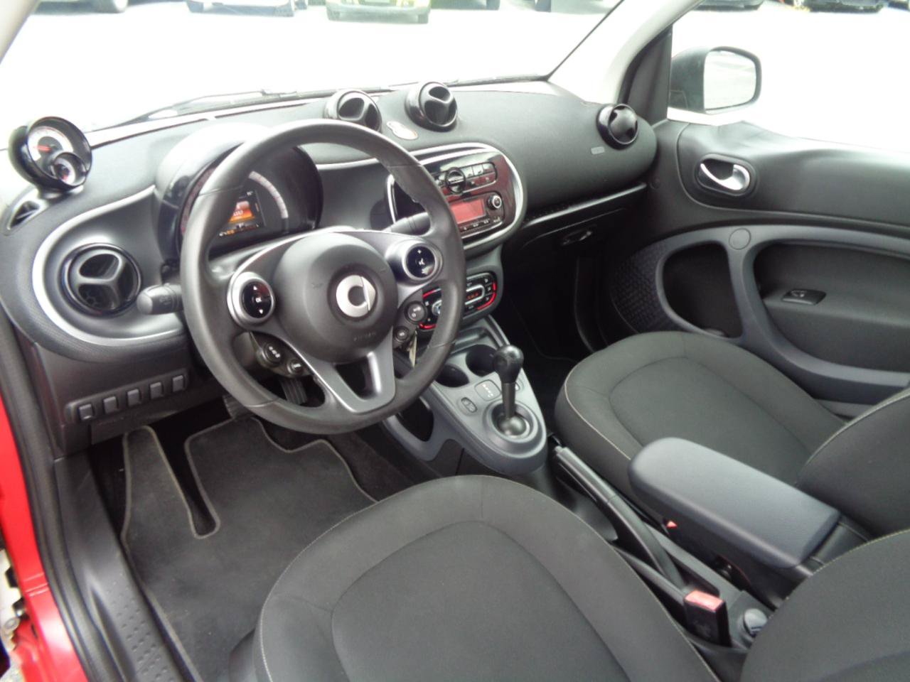 Used 2017 smart fortwo passion RWD image 24
