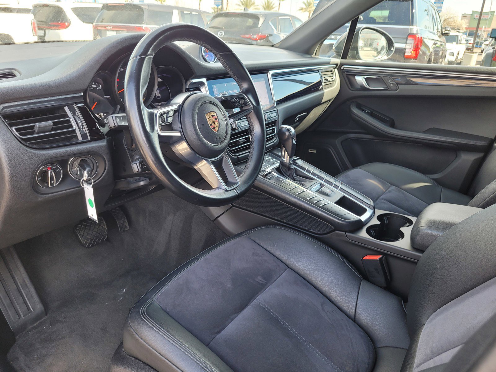 Used 2020 Porsche Macan w/ Premium Package image 9