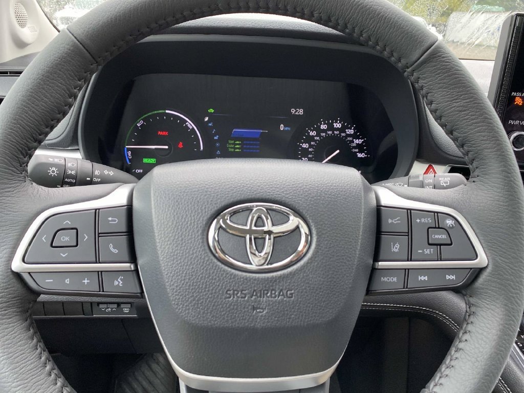 New 2026 Toyota Sienna XLE AWD/4WD image 13