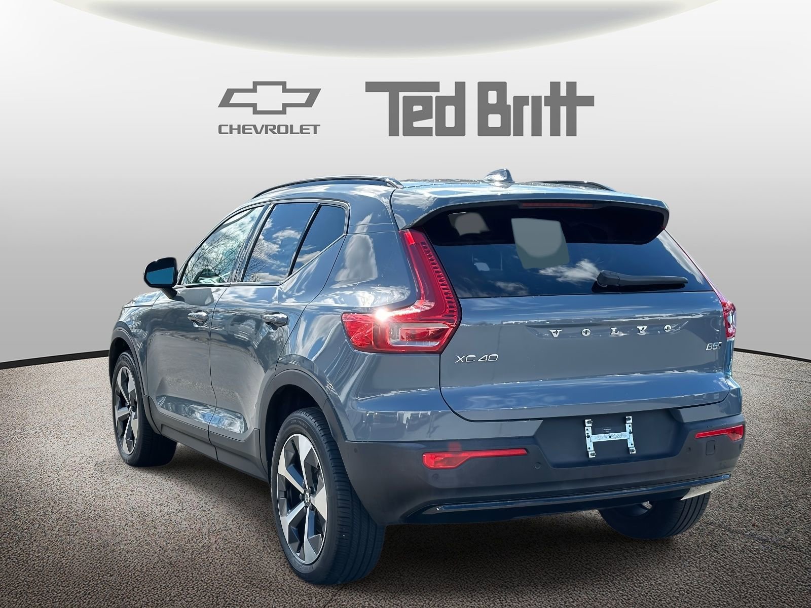 Used 2023 Volvo XC40 B5 Plus w/ Driver Assist Package image 6