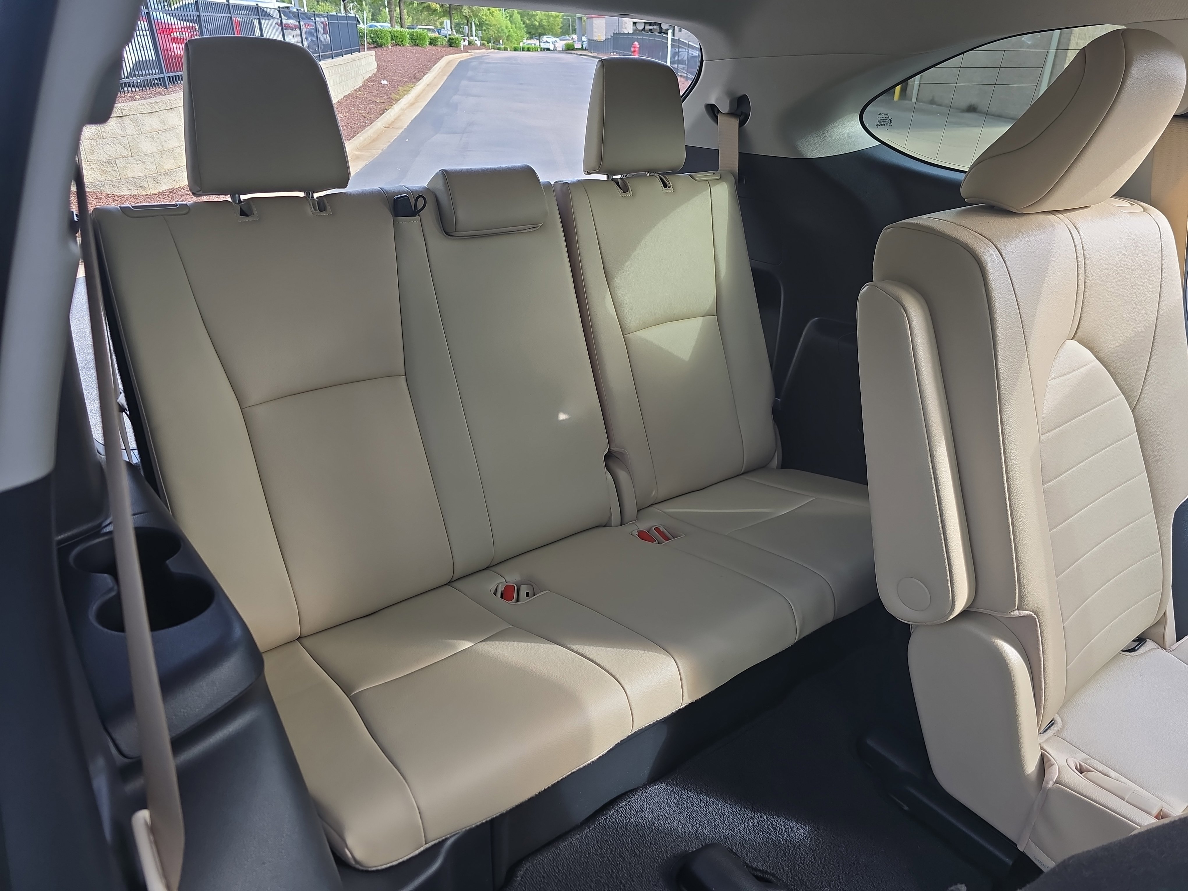 Used 2023 Toyota Highlander XLE image 12