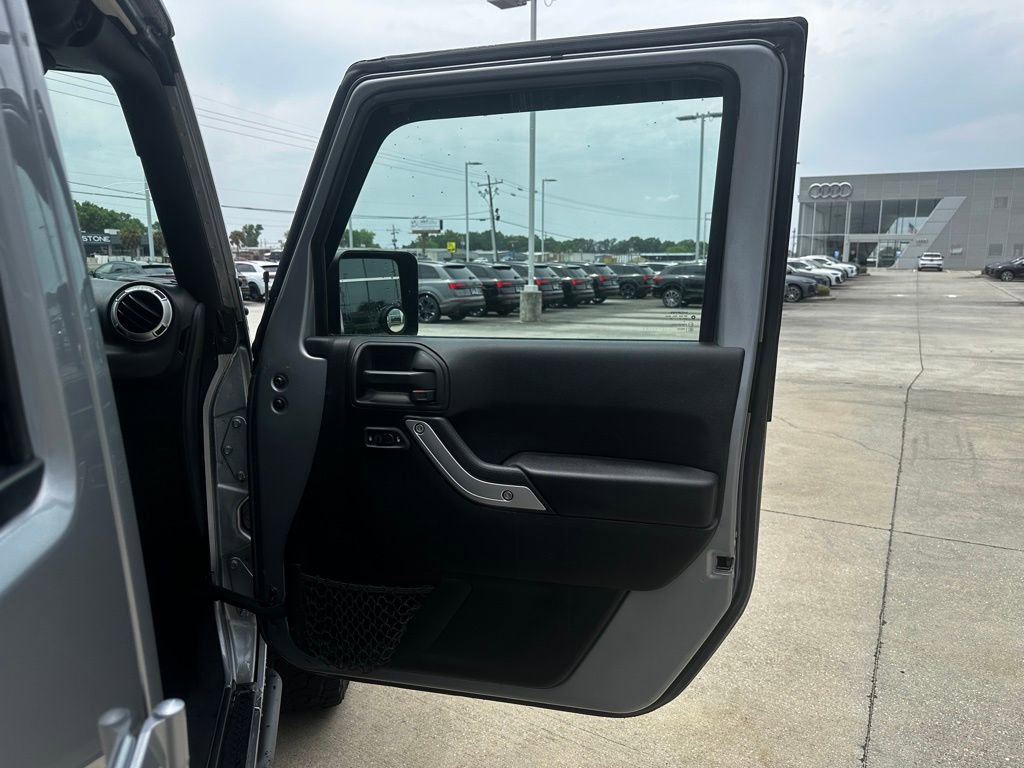 Used 2018 Jeep Wrangler Unlimited Rubicon w/ Connectivity Group AWD/4WD image 30