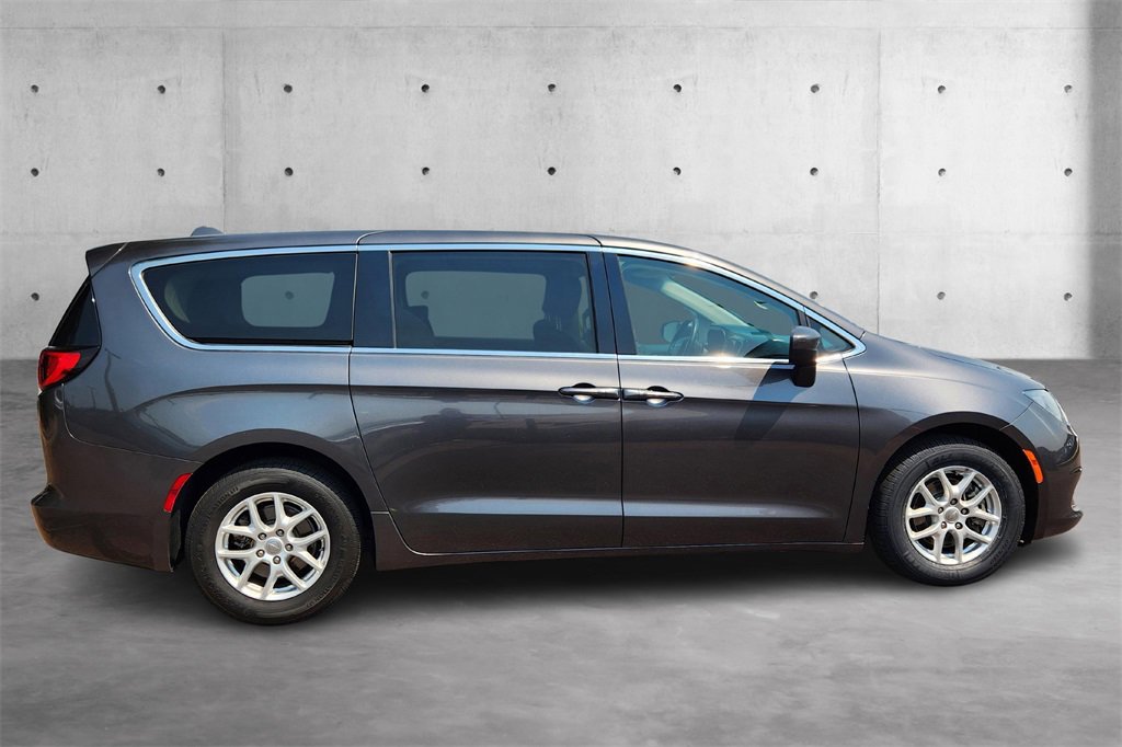 Used 2019 Chrysler Pacifica Touring image 3