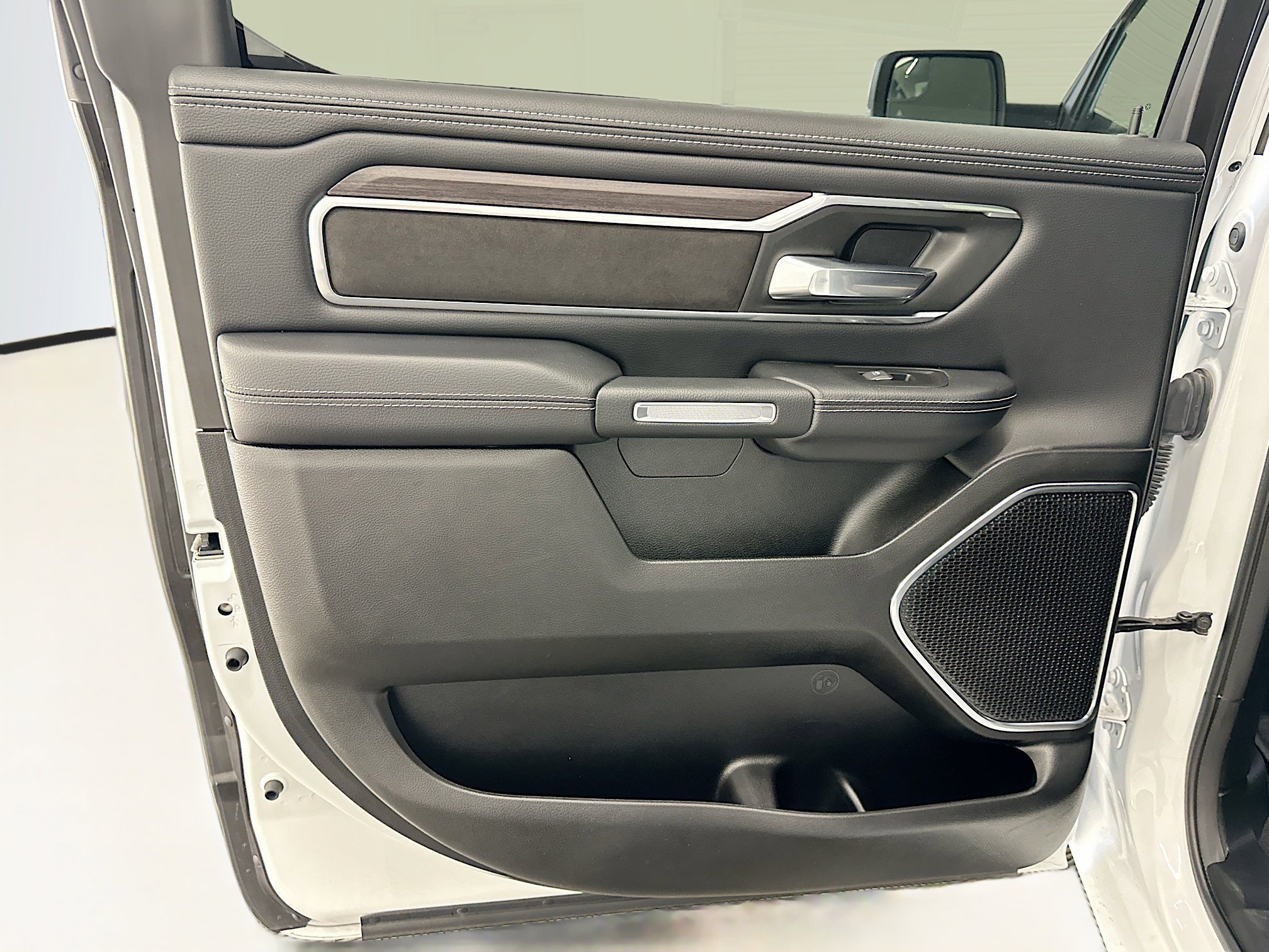 Used 2025 RAM 1500 Laramie image 27