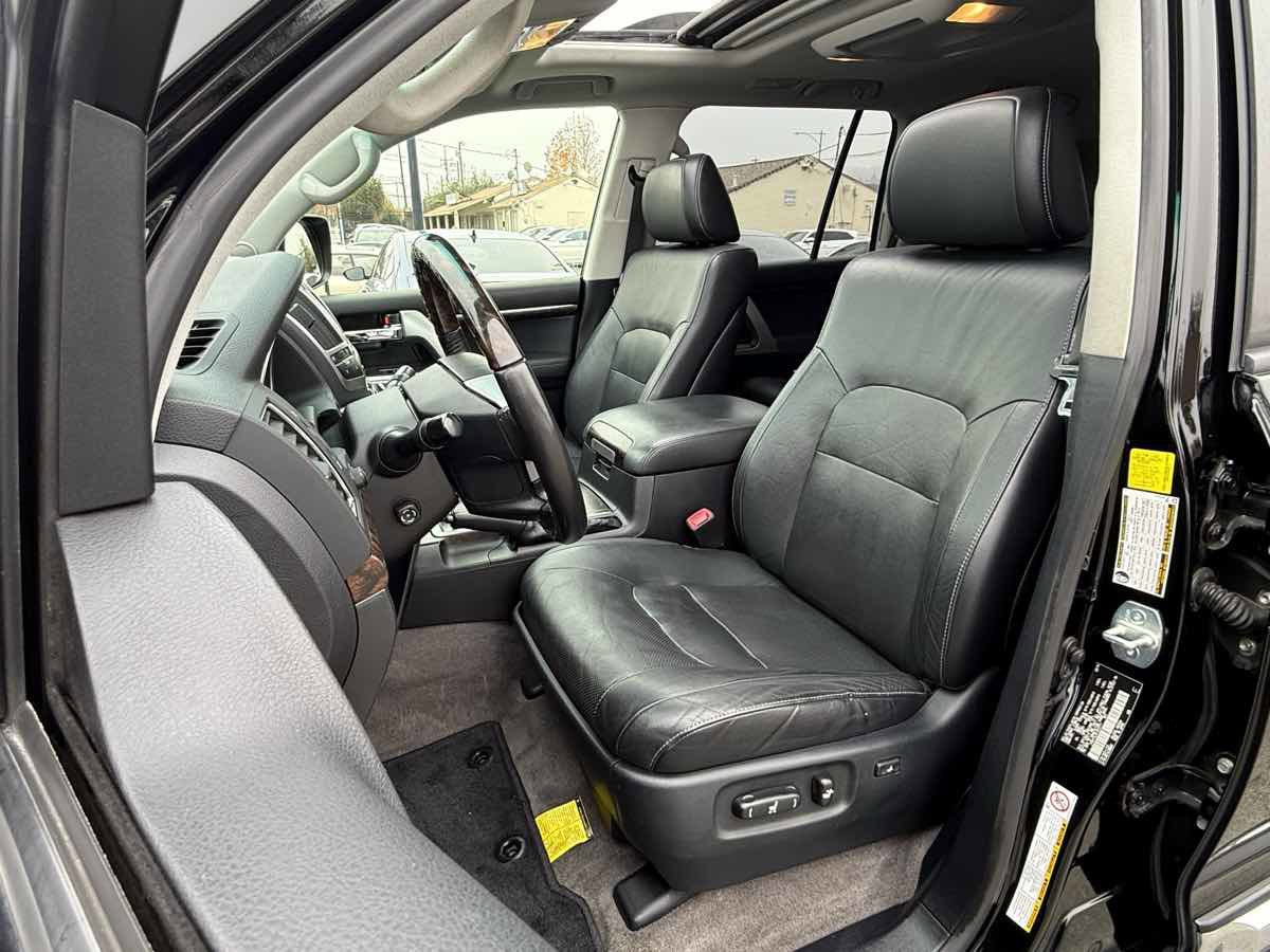 Used 2015 Toyota Land Cruiser image 4