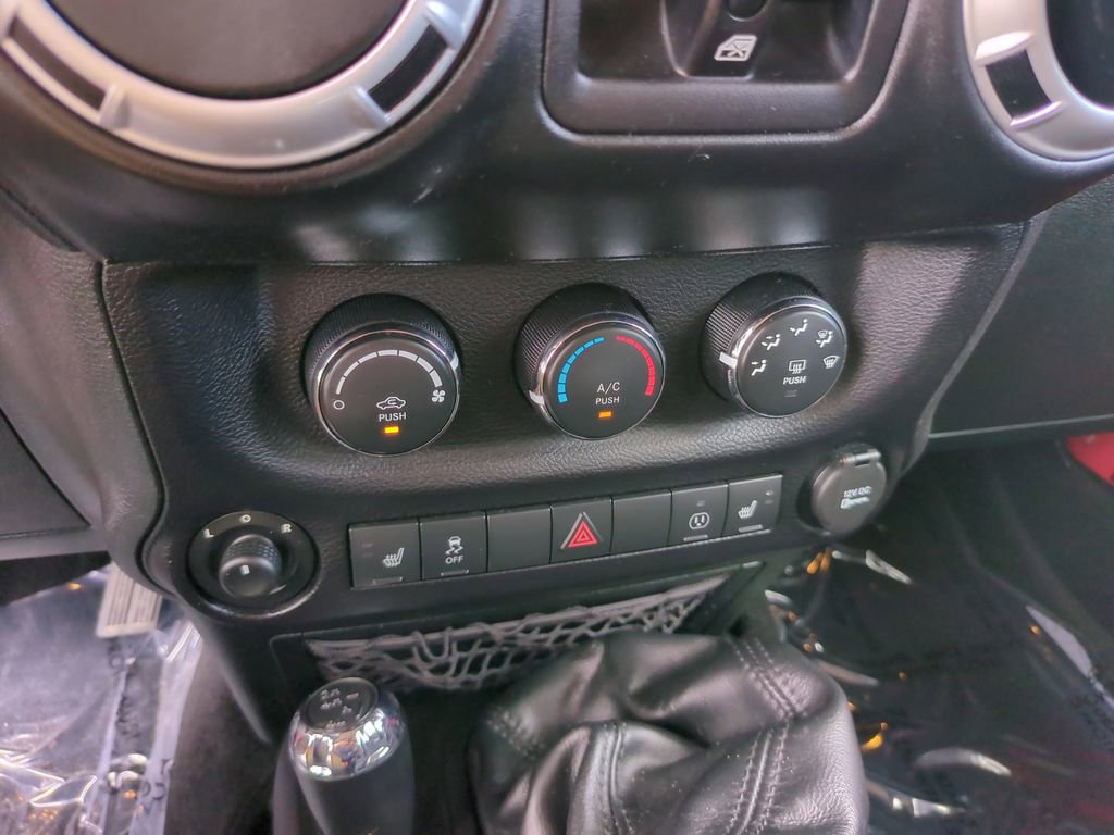 Used 2015 Jeep Wrangler Unlimited Sahara w/ Dual Top Group AWD/4WD image 26