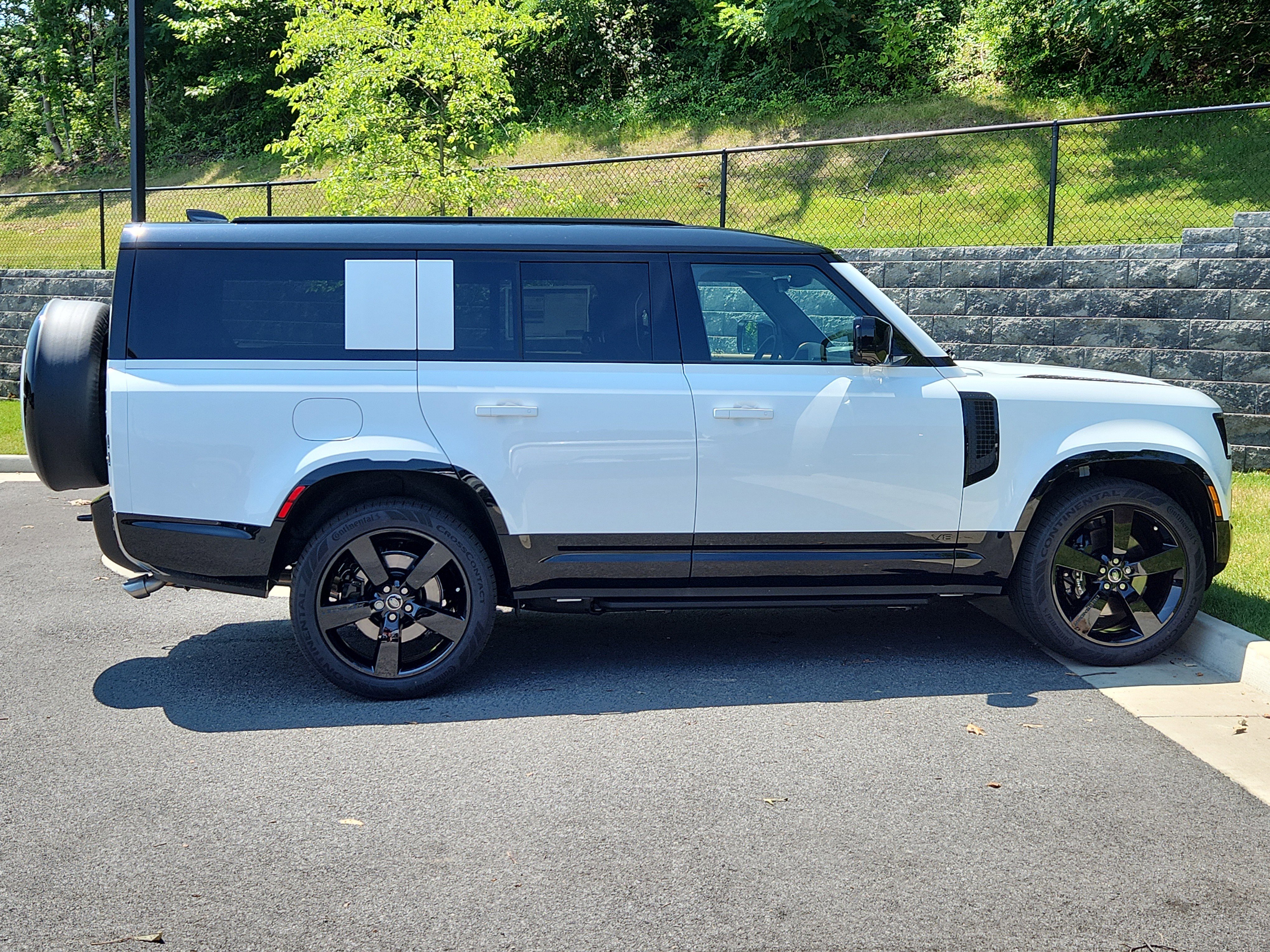 Used 2025 Land Rover Defender 130 V8 image 11