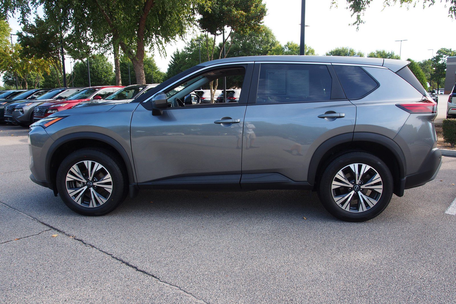 Used 2023 Nissan Rogue SV FWD image 4