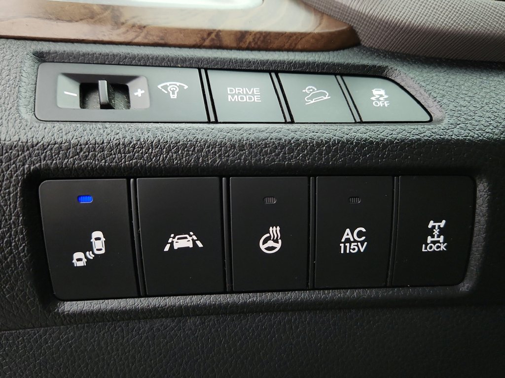 Used 2018 Hyundai Santa Fe Limited AWD/4WD image 21