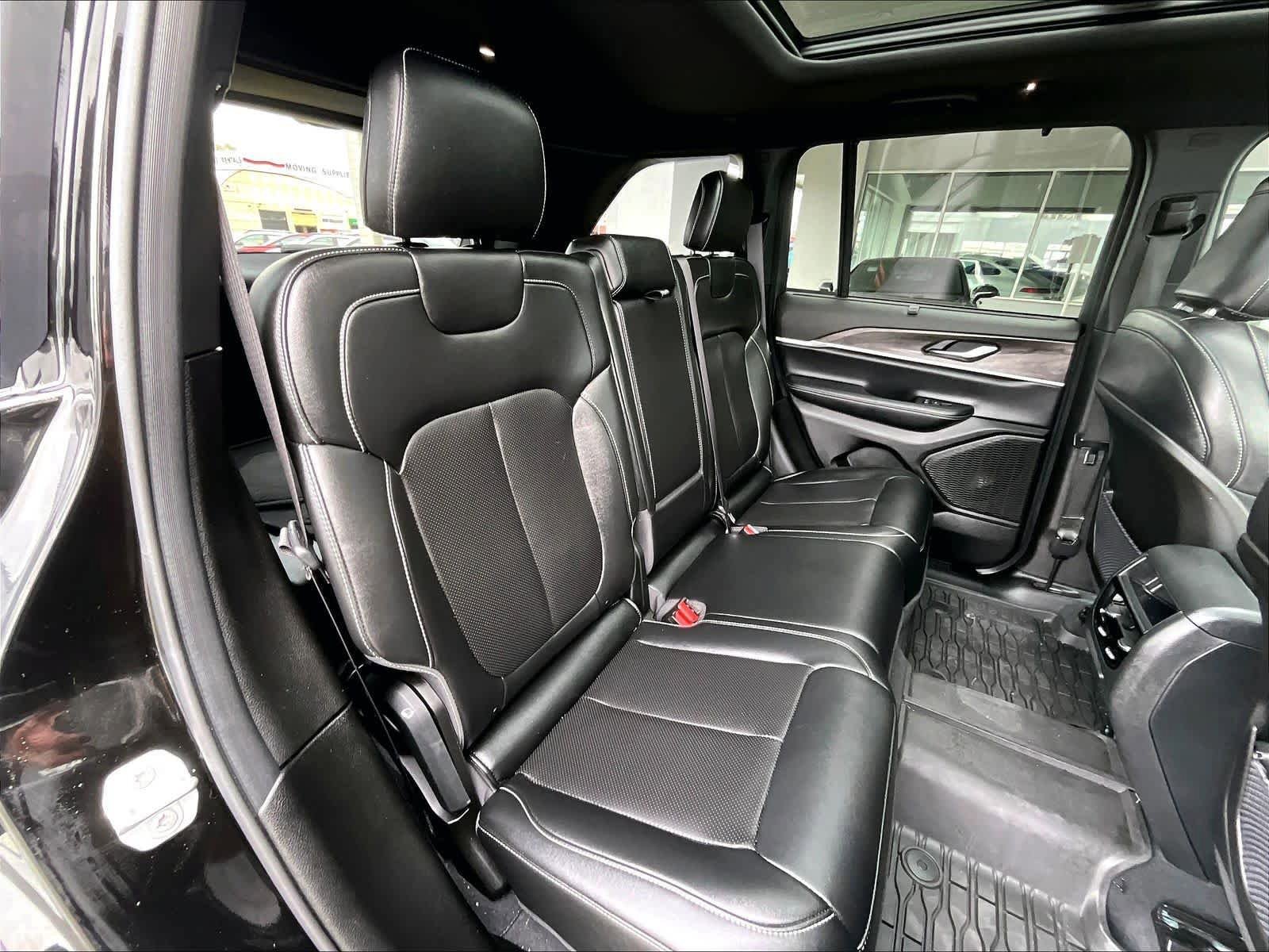 Used 2024 Jeep Grand Cherokee Limited w/ Luxury Tech Group II AWD/4WD image 16