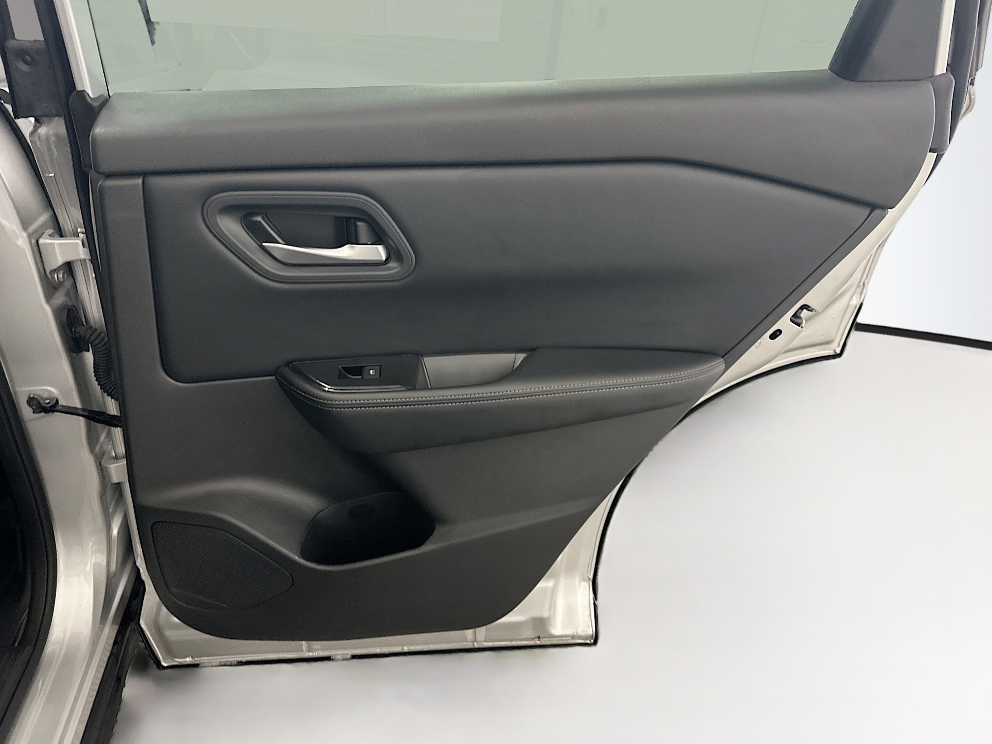 Used 2025 Nissan Rogue SV image 31