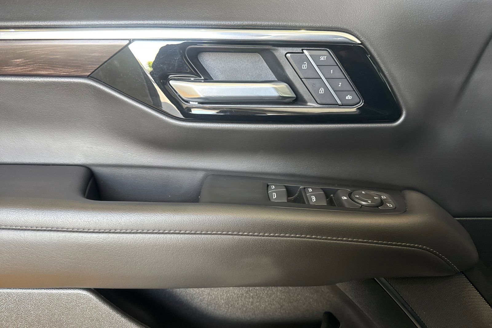 Used 2025 Chevrolet Suburban Z71 AWD/4WD image 10