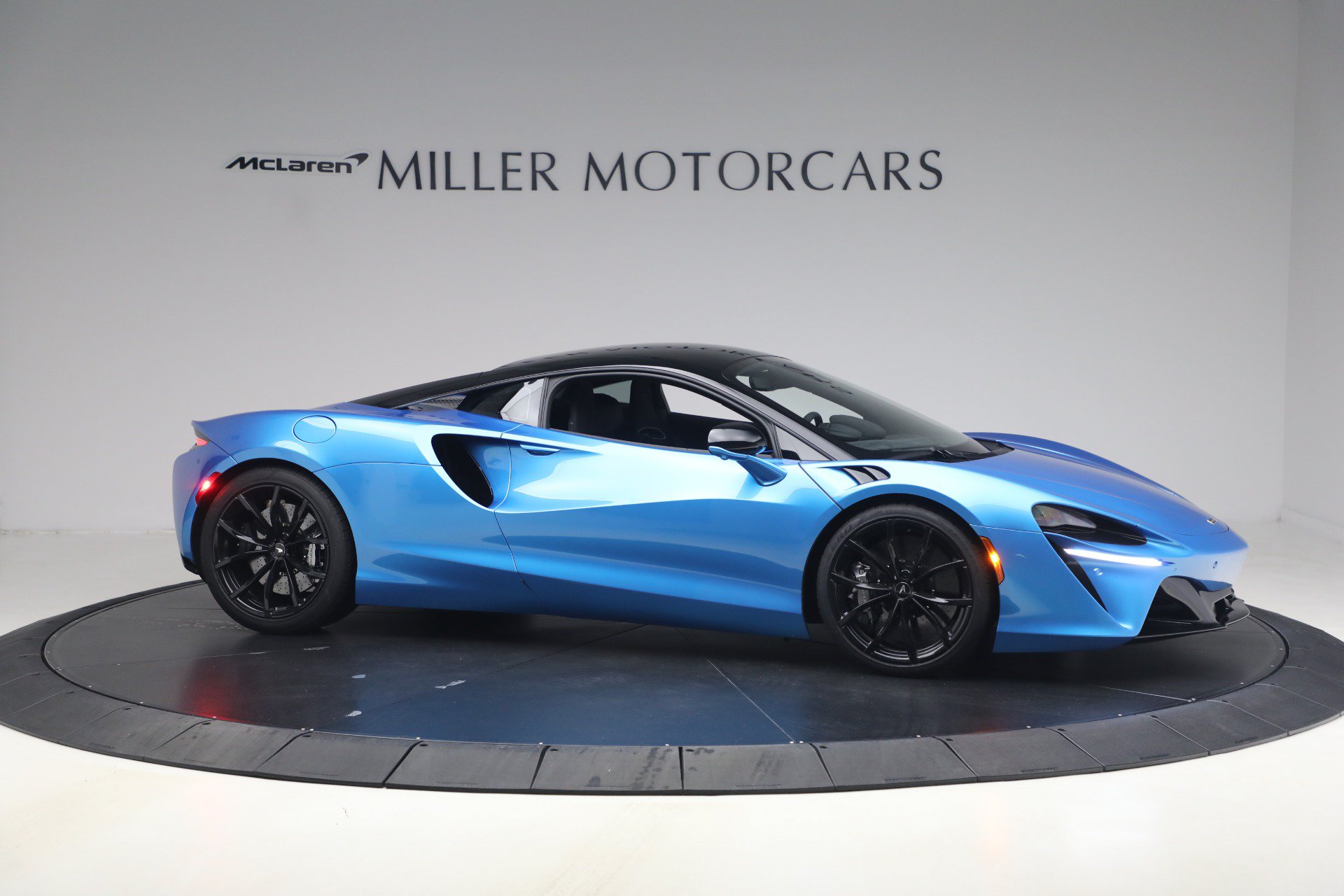 Used 2024 McLaren Artura RWD image 10