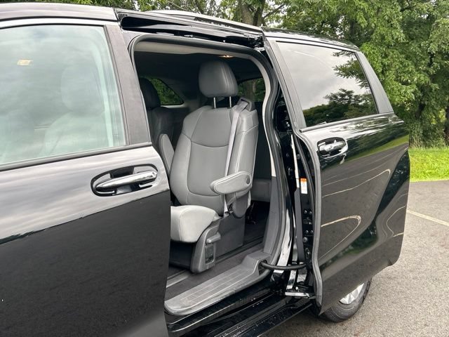 Used 2024 Toyota Sienna XLE w/ XLE Plus Package AWD/4WD image 18