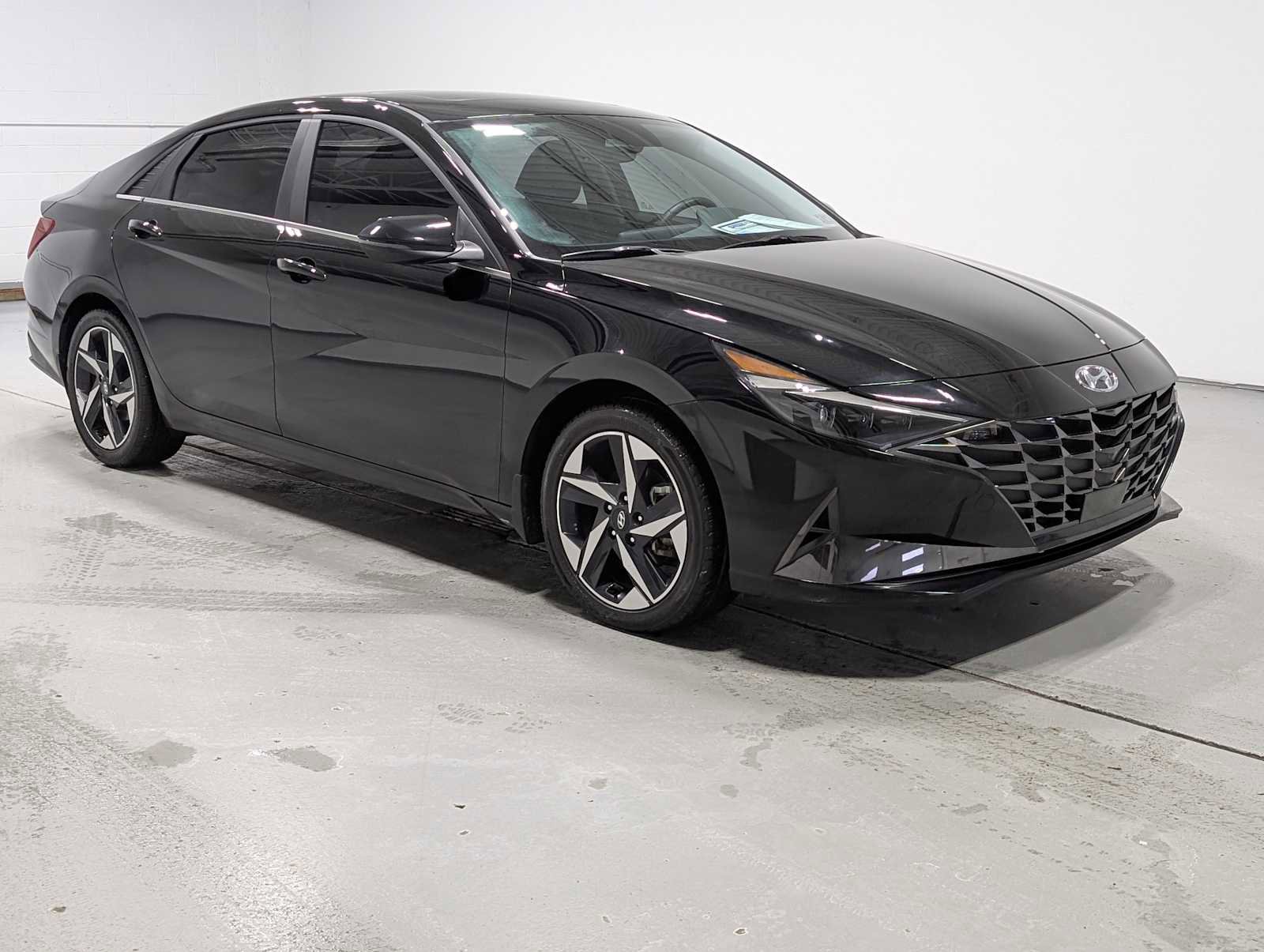 Used 2023 Hyundai Elantra Limited w/ Cargo Package image 6