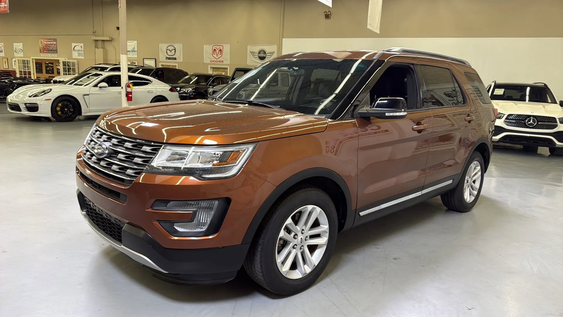 Used 2017 Ford Explorer XLT FWD image 4