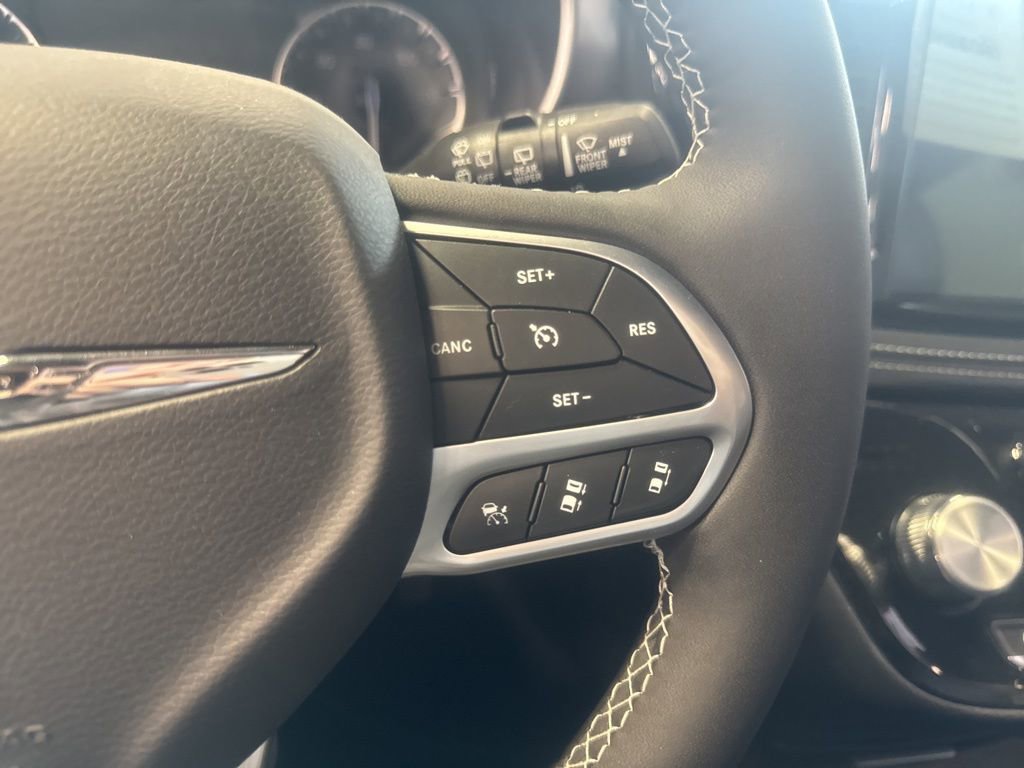 New 2025 Chrysler Pacifica Select FWD image 17